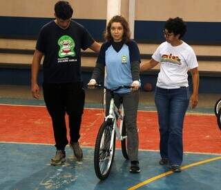 Projeto ensina alunos com defici&ecirc;ncia a andar de bicicleta, primeiro sem pedais