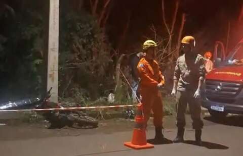 Homem morre ap&oacute;s perder controle da moto e bater em poste de ilumina&ccedil;&atilde;o 