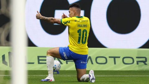 Com 1 a menos, Palmeiras ganha da Chapecoense e dispara na lideran&ccedil;a