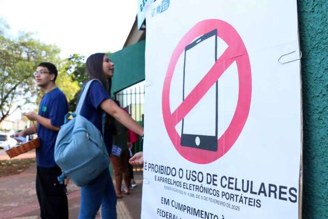 Celular vai voltar &agrave; sala de aula, mas s&oacute; para uso de Intelig&ecirc;ncia Artificial 