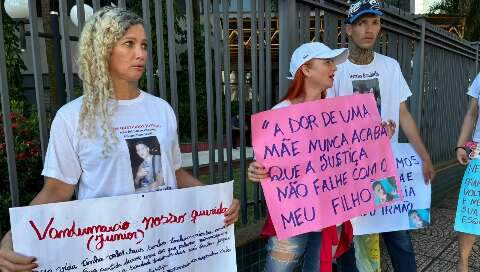 Com cartazes, fam&iacute;lia pede justi&ccedil;a pela morte de jovem espancado e atropelado