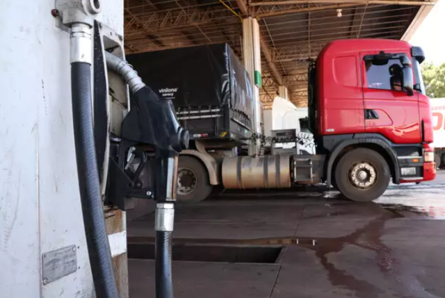 Volta do PIS/Cofins anula corte no pre&ccedil;o do diesel e efeito ao consumidor &eacute; zero