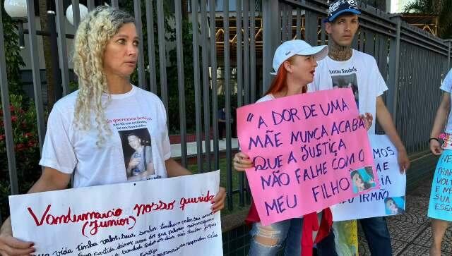 Com cartazes, fam&iacute;lia pede justi&ccedil;a pela morte de jovem espancado e atropelado