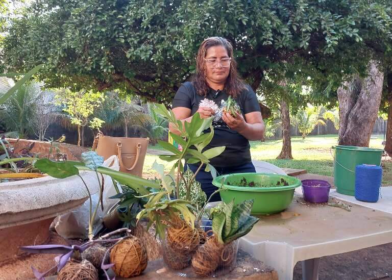 Paciente do Caps, Hilda enfrenta desemprego ensinando kokedama