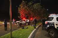 Motociclista morre após bater em árvore em avenida no Pioneiros