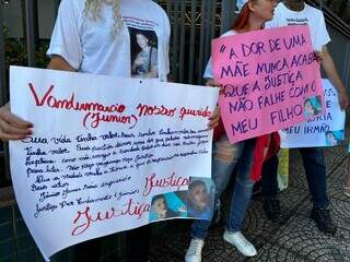 Com cartazes, família pede justiça pela morte de jovem espancado e atropelado Com cartazes, família pede justiça pela morte de jovem espancado e atropelado