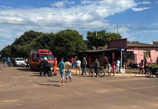 Homem é assassinado a tiros na rua e polícia procura autores Homem é assassinado a tiros na rua e polícia procura autores