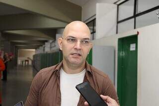 Celular vai voltar à sala de aula, mas só para uso de Inteligência Artificial Celular vai voltar à sala de aula, mas só para uso de Inteligência Artificial