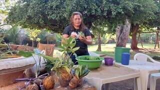 Paciente do Caps, Hilda enfrenta desemprego ensinando kokedama