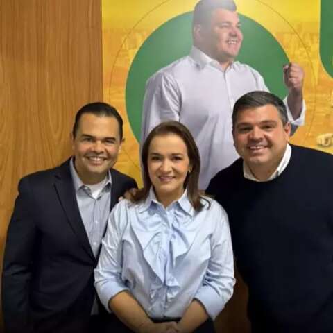 Entre farpas e flashes, C&acirc;mara e Prefeitura posam para a paz