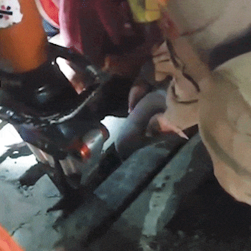 Ao andar na cal&ccedil;ada, menina prende a perna em um bueiro e precisa de resgate