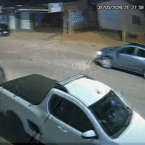 V&iacute;deo mostra momento em que motoentregador &eacute; atropelado ap&oacute;s bater em carro