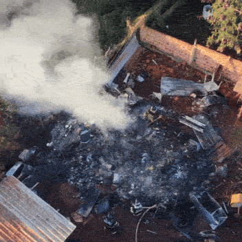 Homem morre carbonizado ap&oacute;s inc&ecirc;ndio destruir casa de madeira