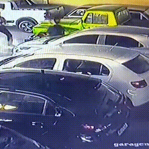 Jovem de 20 anos &eacute; executado a tiros em garagem e suspeito foge de moto