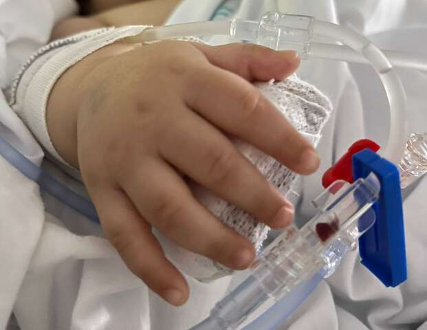 Mesmo com plano de sa&uacute;de, m&atilde;e de beb&ecirc; com bronquiolite luta por leito de CTI