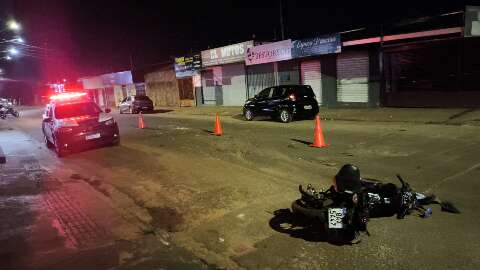 Motorista foge ap&oacute;s atropelar e deixar motociclista em estado grave