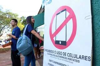 Celular vai voltar à sala de aula, mas só para uso de Inteligência Artificial Celular vai voltar à sala de aula, mas só para uso de Inteligência Artificial