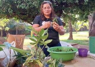 Paciente do Caps, Hilda enfrenta desemprego ensinando kokedama