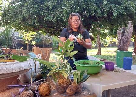 Paciente do Caps, Hilda enfrenta desemprego ensinando kokedama