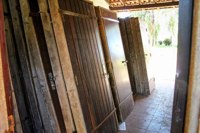 De banheiras a portas maci&ccedil;as, Motel Classic vende itens de im&oacute;vel famoso