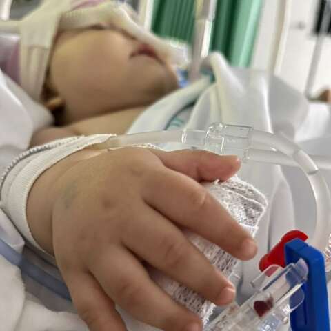 Mesmo com plano de saúde, mãe de bebê com bronquiolite luta por leito de CTI