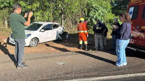 Colis&atilde;o entre carro e carreta deixa crian&ccedil;a e adulto em estado grave