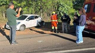 Colis&atilde;o entre carro e carreta deixa crian&ccedil;a e adulto em estado grave