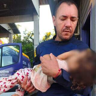 Atendimento rápido da GCM ajuda criança desacordada durante convulsão Atendimento rápido da GCM ajuda criança desacordada durante convulsão