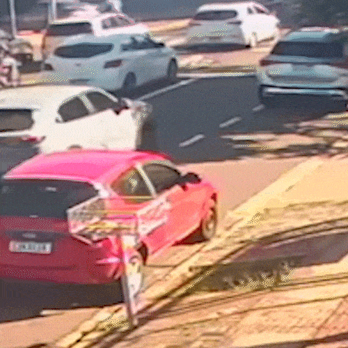 Idosa perde o controle, bate em Mercedes estacionada e capota HR-V