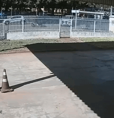 Carro atinge motociclista e invade pr&eacute;dio da Sejusp em Campo Grande