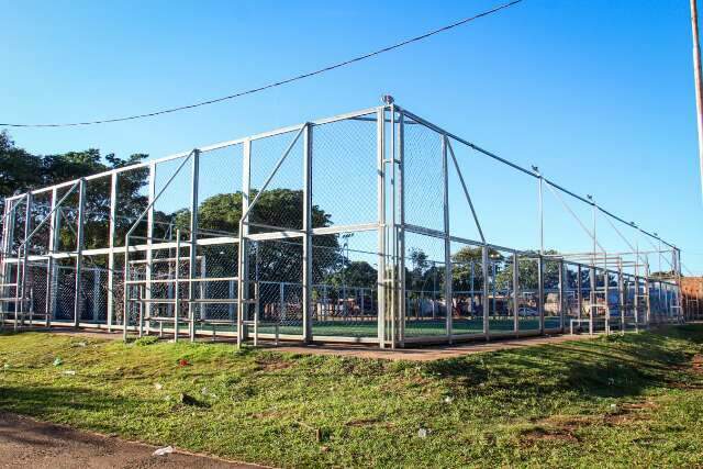 Jovem de 20 anos &eacute; assassinado a tiros em quadra de futebol 