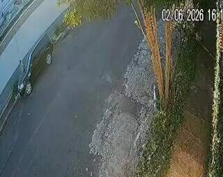 De Lamborghini, homem para em frente à casa e leva pé de babosa no Amambaí De Lamborghini, homem para em frente à casa e leva pé de babosa no Amambaí