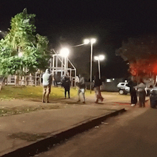 Na quadra isolada pela pol&iacute;cia, m&atilde;e grita pelo filho morto a tiros "para, para"