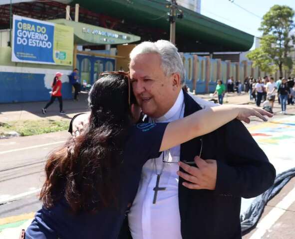 Distribuindo b&ecirc;n&ccedil;&atilde;os e fotos, Dom Dimas exalta demonstra&ccedil;&atilde;o p&uacute;blica de f&eacute;