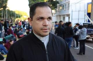 Na f&eacute; e frio, fi&eacute;is mant&ecirc;m tradi&ccedil;&atilde;o e colorem vias com tapetes de Corpus Christi