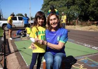 Para tradi&ccedil;&atilde;o n&atilde;o morrer, fam&iacute;lias se re&uacute;nem e pintam rua para a Copa