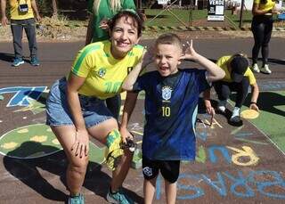 Para tradi&ccedil;&atilde;o n&atilde;o morrer, fam&iacute;lias se re&uacute;nem e pintam rua para a Copa