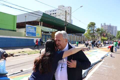 Distribuindo b&ecirc;n&ccedil;&atilde;os e fotos, Dom Dimas exalta demonstra&ccedil;&atilde;o p&uacute;blica de f&eacute;