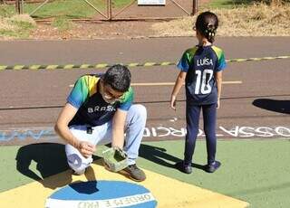 Para tradi&ccedil;&atilde;o n&atilde;o morrer, fam&iacute;lias se re&uacute;nem e pintam rua para a Copa
