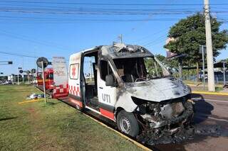 Ambul&acirc;ncia pega fogo na entrada do aeroporto de Campo Grande