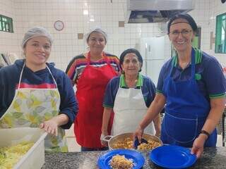 Receita de torta de mandioca rende pr&ecirc;mio nacional a merendeira de MS
