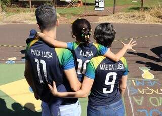 Para tradi&ccedil;&atilde;o n&atilde;o morrer, fam&iacute;lias se re&uacute;nem e pintam rua para a Copa