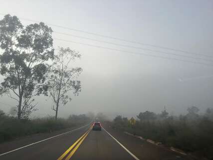 Nevoeiro reduz visibilidade na BR-262 entre Campo Grande e &Aacute;gua Clara 