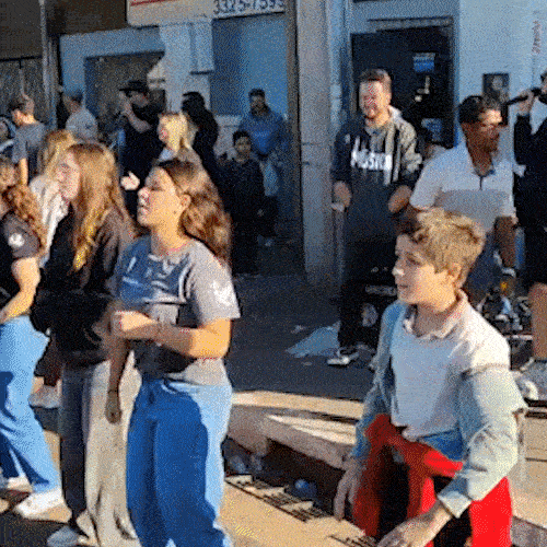 Par&oacute;quia p&otilde;e banda na rua durante confec&ccedil;&atilde;o de tapete: &ldquo;aquecer os cora&ccedil;&otilde;es&rdquo;