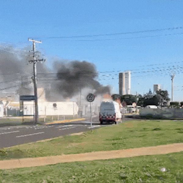 Ambul&acirc;ncia pega fogo na entrada do aeroporto de Campo Grande