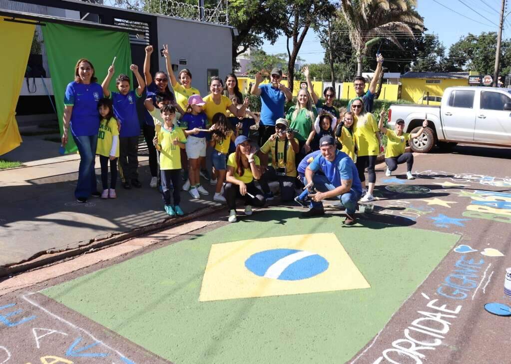 Para tradição não morrer, famílias se reúnem e pintam rua para a Copa