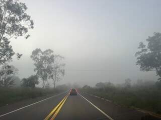 Nevoeiro reduz visibilidade na BR-262 entre Campo Grande e &Aacute;gua Clara 