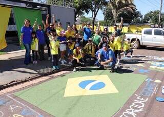 Para tradi&ccedil;&atilde;o n&atilde;o morrer, fam&iacute;lias se re&uacute;nem e pintam rua para a Copa