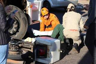 Motociclista tem p&eacute; esmagado em acidente com caminh&atilde;o no Nova Lima