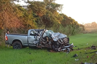 Motorista &eacute; preso ap&oacute;s bater Dodge Ram contra carreta na MS-480